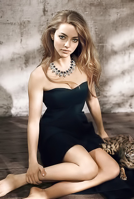 /Paparazzi caught Amanda Seyfried pantyless