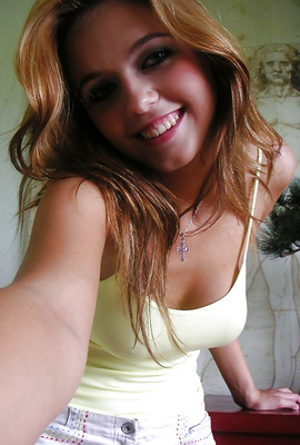 Blonde amateur beauty exposing her through selfies