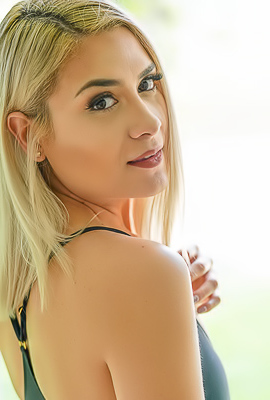Lux Rose Tight Teen Fluff Muffin