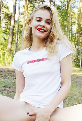 Ellie Green-eyed Beauty Will Enjoy Licking Fingers