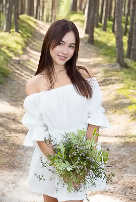 Dellia Real Cutie Brunette Gives Outdoors Nude Show
