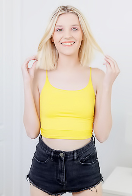 Maria Anjel Peel Off Her Clothes And Show Off Her Slim Sexy Body