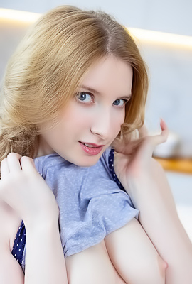 Minnie Lighter Reveals Her Adventurous Striptease With Barefoot Glamour And Propeller Tricks